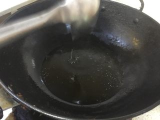 6、牛腩白萝卜火锅,锅内加入油。油多放些。烧红。