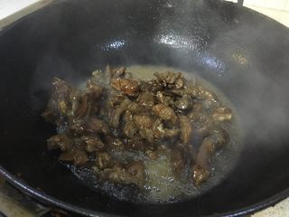 7、牛腩白萝卜火锅,加入牛腩进行翻炒