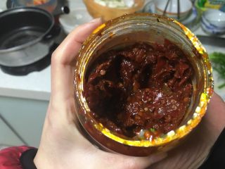 8、牛腩白萝卜火锅,准备好豆瓣酱