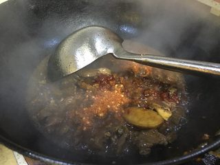 11、牛腩白萝卜火锅,加入辣椒粉