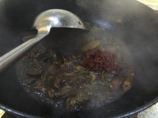 9、牛腩白萝卜火锅,加入豆瓣酱。继续翻炒