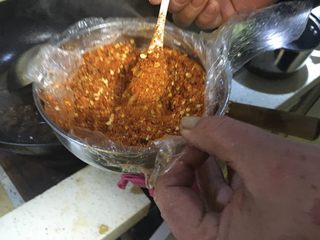 10、牛腩白萝卜火锅,准备好辣椒粉