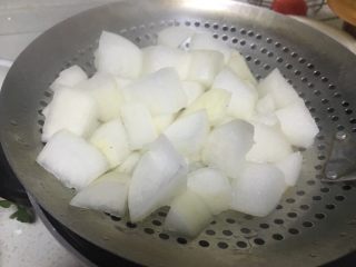 12、牛腩白萝卜火锅,高压锅煮熟白萝卜后，把白萝卜捞出来。白萝卜汤留着待用。