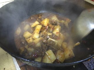 14、牛腩白萝卜火锅,加入少量盐