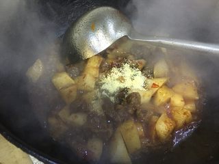 15、牛腩白萝卜火锅,加入少量鸡精提鲜