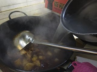 17、牛腩白萝卜火锅,翻炒后，把部分白萝卜汤倒入锅内。