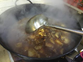 18、牛腩白萝卜火锅,汤沸腾后。加入姜片。