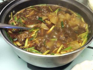 19、牛腩白萝卜火锅,火锅底加入白萝卜汤。再加入小葱青段。把锅内炒好的白萝卜牛腩倒入火锅内。上面撒上小葱白段。即可享用啦！