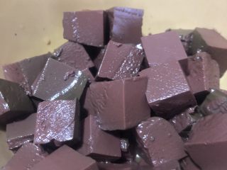 1、酸辣鸭血,鸭血切块