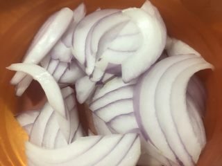 2、酸辣鸭血,洋葱切丝