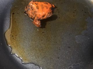 3、酸辣鸭血,锅中放入油 再加入火锅料 