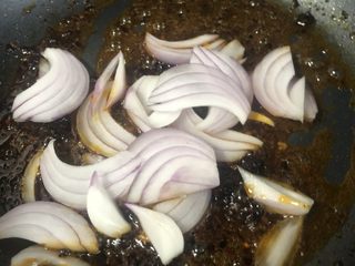 4、酸辣鸭血,火锅料炒香后 放入洋葱