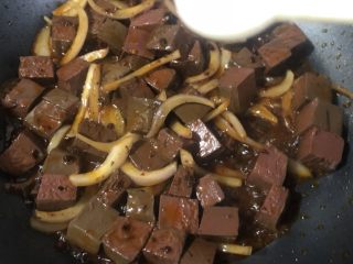 5、酸辣鸭血,再加入鸭血