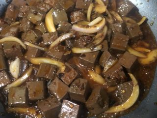 6、酸辣鸭血,翻炒至鸭血变色