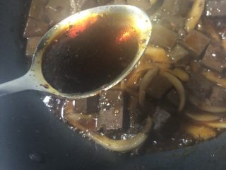 7、酸辣鸭血,加入一勺醋 