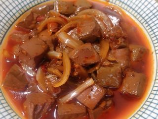 9、酸辣鸭血,洋葱和鸭血搭配味道很赞