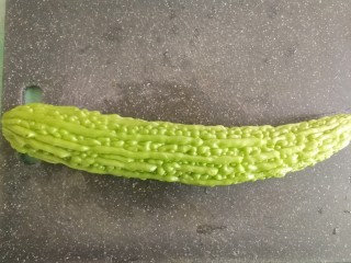 1、苦瓜煎蛋,苦瓜洗干净