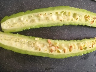2、苦瓜煎蛋,对半切开