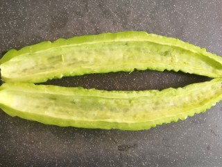 3、苦瓜煎蛋,再将苦瓜心挖空