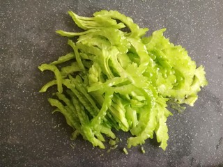 4、苦瓜煎蛋,然后将苦瓜切薄片