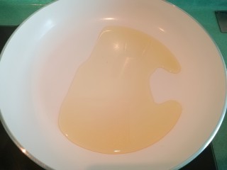 8、苦瓜煎蛋,锅中放少许油