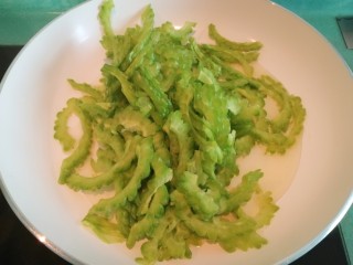 9、苦瓜煎蛋,油热后放入切好的苦瓜