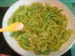 10、苦瓜煎蛋,将苦瓜炒至变软后放少许盐