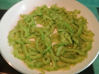 11、苦瓜煎蛋,再加少许胡椒粉