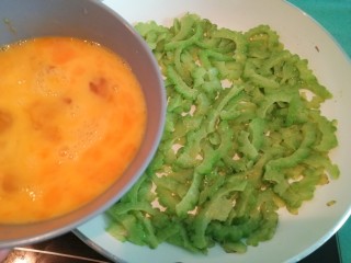 12、苦瓜煎蛋,接着均匀的倒入鸡蛋液