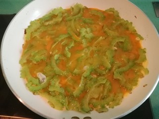 13、苦瓜煎蛋,中火慢慢煎