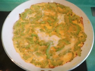 14、苦瓜煎蛋,煎至八分熟时翻一下面再煎一分钟