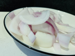 4、干锅千叶豆腐,洋葱切块