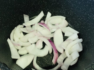 7、干锅千叶豆腐,锅加食用油,加洋葱炒香