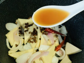 11、干锅千叶豆腐,加2勺料酒,炝锅