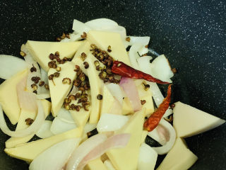 10、干锅千叶豆腐,加辣椒花椒,翻炒