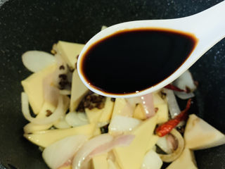 12、干锅千叶豆腐,转中小火,加1勺陈醋