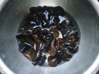 1、木耳炒肉丝,木耳提前泡发