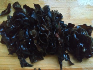 2、木耳炒肉丝,切丝