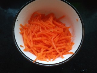 3、木耳炒肉丝,胡萝卜切丝