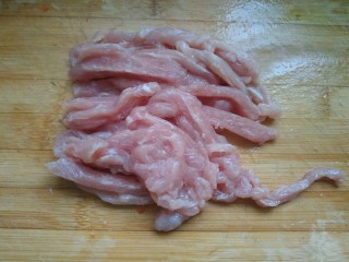 4、木耳炒肉丝,猪肉切丝