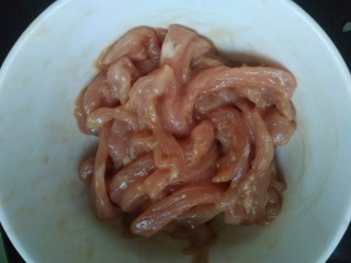 5、木耳炒肉丝,加入一勺料酒一勺生抽一勺淀粉，搅拌均匀待用