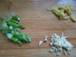 6、木耳炒肉丝,葱切片，姜切丝，蒜切末