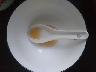 7、木耳炒肉丝,小碗中放入一勺料酒