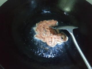 13、木耳炒肉丝,锅烧热，放入适量植物油，油热，放入肉丝翻炒