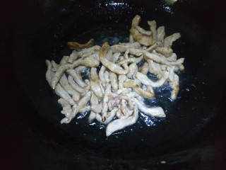 14、木耳炒肉丝,把肉丝翻炒至变白，盛出待用