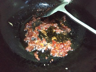 15、木耳炒肉丝,锅中剩适量底油，放入一勺郫县豆瓣酱，翻炒出红油