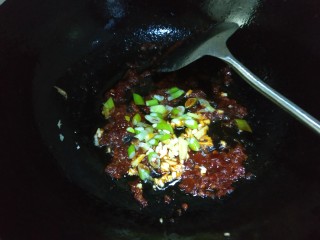 16、木耳炒肉丝,放入葱姜蒜翻炒