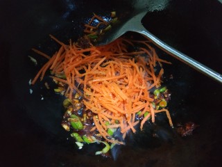 17、木耳炒肉丝,放入胡萝卜丝翻炒