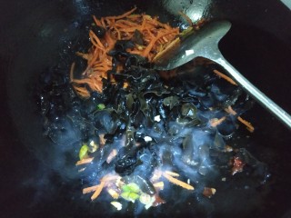 18、木耳炒肉丝,放入木耳翻炒