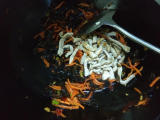 19、木耳炒肉丝,放入肉丝